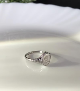 Anillo gótico vintage, anillo de sello ovalado personalizado con inicial, joyería gótica delicada, anillo con letra personalizada, regalo para mamá, anillo de plata - Product Image 2