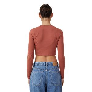 เสื้อเชิ้ตแขนยาวผู้หญิงทรงสลิมฟิต คอปกสั้น ดีไซน์ครอป สไตล์วินเทจแฟชั่นลำลอง สตรีทแวร์ รุ่น OEM ปี 2026 ผลิตตามสั่ง 100% - Product Image 3