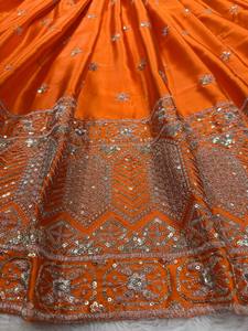 Conjunto de Lehenga Choli de Seda Naranja con Bordado de Hilo, Traje Étnico para Bodas y Fiestas para Mujer - Product Image 3