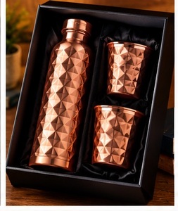 Juego de Botellas de Agua de Cobre de Lujo Moderno con Acabado Dorado, con 2 Tazas, Tapa de Cobre y Caja de Regalo - Product Image 3