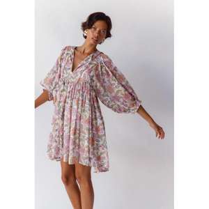 Vestido Midi con Ilustración Encantadora de Flores Fucsia, Arte Antiguo, Diseño Moderno, Estampado Natural Sólido, Flores Entrelazadas - Product Image 1