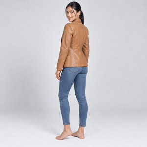 Chaquetas de cuero para mujer diseñadas con textura suave, costuras resistentes, calidad premium y siluetas modernas para un estilo versátil. - Product Image 2