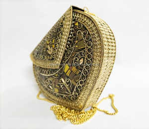 Cadena cruzada de cuerpo de estilo indio en forma de corazón de metal con cuentas de mosaico con bolso de mano de resina a precio asequible de LUXURY CRAFTS - Product Image 3