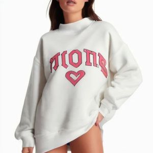 Sweat-shirt blanc oversize à col rond pour femme, en maille épaisse, imprimé rose sur le devant, coupe régulière, manches longues, idéal pour le printemps - Product Image 1