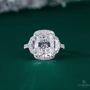 Bague de fiançailles en diamant taille coussin avec pierres latérales Cadillac et rondes, couleur D-E, clarté VS1, or 18 carats, pierre de luxe - Product Image 1