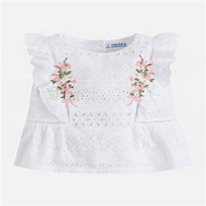 Haut blanc tendance de printemps pour filles, nouvelle collection 2020, avec belle broderie, à volants, manches courtes, chemisier parfait et mignon pour votre Cutie Pie - Product Image 1