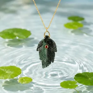 Collier pendentif en jaspe Kambaba naturel avec feuille en CZ rouge sculptée à la main, plaqué or 18 carats de haute qualité, en laiton anti-ternissement - Product Image 1