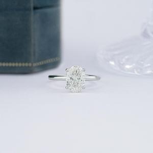 Anillo de compromiso solitario de moissanita color D VVS con corte ovalado y engaste de canal para mujer, de plata fina 925 original, ideal para cumpleaños y fiestas. - Product Image 1