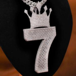 Collar con Colgante de Hip Hop Personalizado de la Mejor Calidad para Hombre, con Letras Incrustadas y Piedras de Alto Brillo, Disponible al Mejor Precio del Mercado - Product Image 1