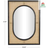 Miroir mural marron avec cadres noirs. Les miroirs, le rotin, le bois de pin et le bois MDF créent un look naturel et spirituel.