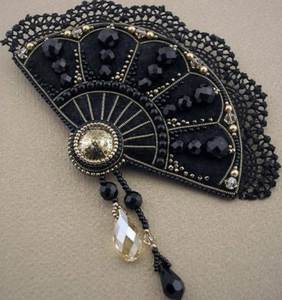 Broche Bordado a Mano con Cuentas, Regalo Perfecto para Coleccionistas de Joyería de Moda - Product Image 1