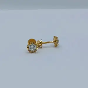 Boucles d'oreilles élégantes et minimalistes en or et diamants pour femme, à porter au quotidien, avec sertissage classique à griffes - Product Image 3