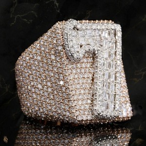 Anillo de Estilo Hip-Hop de Lujo en Oferta con Diamantes Brillantes, Anillo de Moda Urbana para Uso Diario Disponible al Mejor Precio - Product Image 1