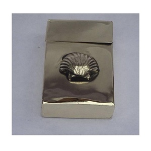 Étui à cigarettes en laiton avec couvercle rabattable, design coquille, pour protéger des plis, des bris ou des écrasements dans la poche ou le sac. - Product Image 1