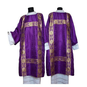 เสื้อคลุมพระสงฆ์แบบยาวปานกลาง ปักลายสีตัดกัน แขนยาว แต่งลูกไม้ พร้อมเครื่องประดับเสื้อผ้าอื่นๆ - Product Image 5