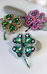 Broche unique faite à la main avec broderie et perles, épinglette de créateur pour femme - Product Image 4
