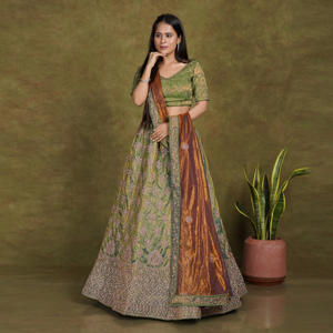 Lehenga Choli en filet Fendy |   Fil Métallique à Paillettes Butta |   Bordure large faite à la main |   Ensemble de dupatta contrasté pour des tenues festives royales - Product Image 1