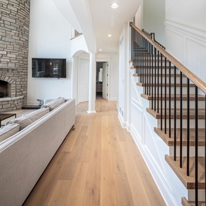Plancher en bois d'ingénierie en chêne naturel, épaisseur 12 mm, largeur 7,5 pouces, système à languettes et rainures, pour hôtels et salles à manger - Product Image 2