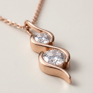 Collier pendentif en or rose 10K avec deux pierres en forme de spirale en S et diamants de laboratoire, cadeau minimaliste pour fiançailles et soirées - Product Image 2