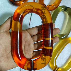 Connecteurs ouverts personnalisables couleur ambre en résine pour la fabrication de rideaux de séparation intérieurs et l'assemblage de brins - Product Image 1