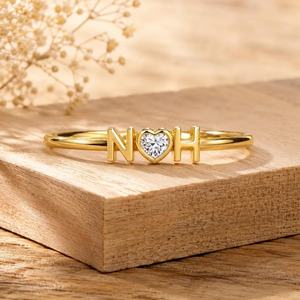 Bague personnalisée en or massif 10K 14K 18K ou platine avec initiale, diamant de laboratoire en forme de cœur certifié IGI, couleur DEF, clarté VS VVS - Product Image 1