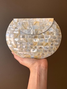 Bolso de Mano de Resina Hecho a Mano con Cadena, Correa para el Hombro, Patrón a Cuadros Blanco y Negro, Regalo para Bodas y Fiestas - Product Image 1