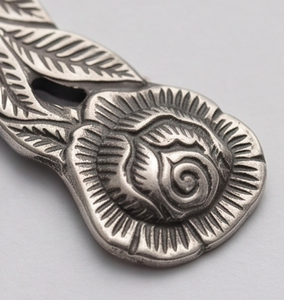 Ensemble de couverts finition argentée avec élégant motif de rose sur la poignée, pour mariage, dîner, maison, cuisine et restaurant. - Product Image 2