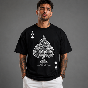 Camiseta negra para hombre con estampado de as de picas, corte regular, cuello redondo, manga corta, diseño casual estilo streetwear, 100% algodón jersey. - Product Image 1
