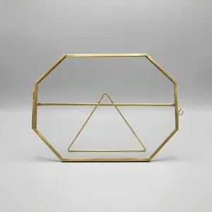 Cadre photo octogonal en métal au design artisanal avec finition laiton pour décoration de table, cadre photo en verre laiton pour la maison - Product Image 1