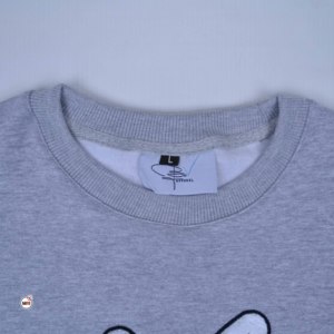 เสื้อเจอร์ซีย์ผ้าฝ้าย 100% สำหรับฤดูหนาว ขายส่ง แห้งเร็ว เป็นมิตรกับสิ่งแวดล้อม ระบายอากาศได้ดี แขนปกติ สีเทา ปักลายด้านหน้า คอกลม สำหรับผู้ชาย - Product Image 2