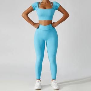 Ensemble de yoga pour femme : haut court à manches, coupe ajustée, extensible, et leggings évasés taille haute – Tenue de fitness, entraînement, gym, course à pied - Product Image 4