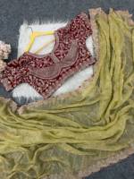 Sari en soie de créateur avec broderie au fil, travail de sequins et perles, accompagné d'un chemisier entièrement cousu avec un travail de broderie lourd.
