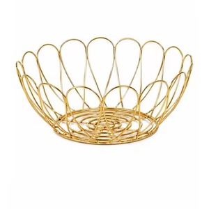 Cesta de frutas exclusiva de alambre negro hexagonal con base de madera para encimera de cocina estilo rústico - Product Image 2