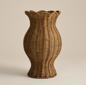 Vase à fleurs en rotin festonné, urne décorative en osier faite à la main pour la décoration de mariage bohème et l'aménagement intérieur d'hôtels - Product Image 1