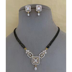 Ensemble de mangalsutra plaqué or au look élégant et raffiné, avec pendentif carré en CZ et boucles d'oreilles assorties, parfait pour un usage quotidien pour les femmes. - Product Image 2