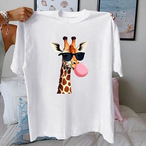 Camiseta de mujer de algodón puro con chicle Rosa soplado de jirafa ajuste cómodo - Product Image 4