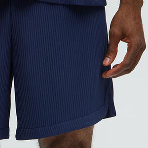 Shorts pour hommes au design minimaliste et aux coutures soignées, coupe confortable, idéal pour une utilisation toute la journée, amélioré grâce à une taille ajustable. - Product Image 4