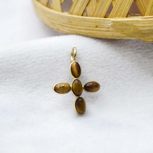 Pendentif croix œil de tigre fait main, plaqué or, avec pierre précieuse ovale et cinq pierres serties, bijou spirituel minimaliste, cadeau pour femme - Product Image 1