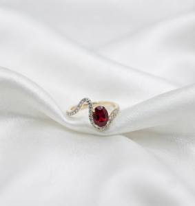 Bague torsadée en or fin – Rubis naturel et diamants ronds naturels micro-sertis pour mariage et soirée en or jaune 14 carats - Product Image 1