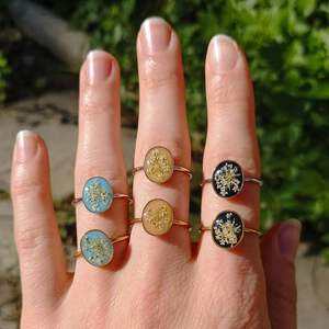 Anillo de Cuerno con Flores Secas, Hecho a Mano, Ecológico, Estilo Animal, Diseño Único - Product Image 5