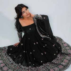 Robe de soirée en soie brodée bicolore avec dupatta et palazzo |   Travaux de paillettes |   Vêtements de soirée pour femmes - Product Image 2