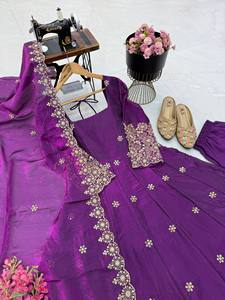Ensemble Anarkali style fête, tissu épais avec imprimé numérique, doublure en crêpe beurre et dupatta, jusqu'à 6XL. - Product Image 3