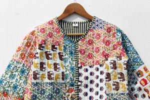 Chaqueta Acolchada de Algodón Unisex Hecha a Mano en India, Ligera y Cálida para Cada Temporada, Diseño Floral con Parches, Transpirable - Product Image 2