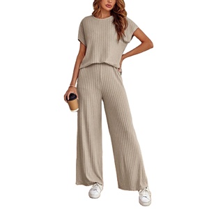 Camiseta y mallas de manga corta con cuello redondo de alta calidad y logotipo personalizado, conjunto de 2 piezas con cintura acampanada para mujer de BD - Product Image 3