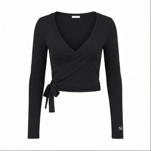 Haut court noir à manches longues et col en V profond, style North Approach, avec détail à nouer et logo sur la manche - Product Image 1