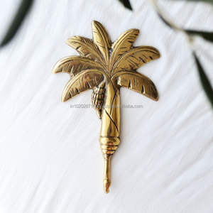 Ganchos de pared de latón elegantes de estilo antiguo con grabado con estilo para paredes de salón o pasillo. - Product Image 3