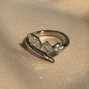 Bague de fiançailles tendance pour femme en argent sterling 925 avec trois pierres, style ouvert, émeraude marquise et moissanite taille brillant - Product Image 4