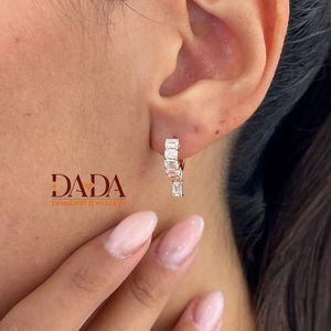 ต่างหูแบบห่วงประดับเพชรทรงหยดน้ำเจียระไนแบบ Emerald Cut เพชรเพาะเลี้ยงคุณภาพสูง พร้อมเพชรทรง Baguette แนวตั้ง ตัวเรือนทองคำ เครื่องประดับสุดหรู - Product Image 4