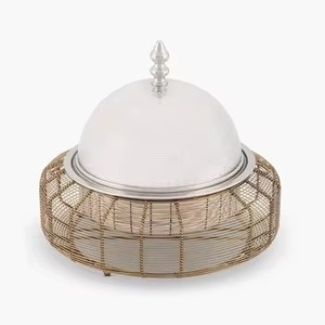 Base para ollas antiguas con acabado dorado, perfecta para presentaciones en buffets, grandes reuniones y servicios de catering, procedente de la India. - Product Image 1