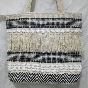 กระเป๋าโท้ทผ้าฝ้ายทอมือลายเรียบพร้อมดีเทลพู่ห้อยสไตล์โบโฮ กระเป๋าสะพายไหล่รักษ์โลกสำหรับผู้หญิง - Product Image 1